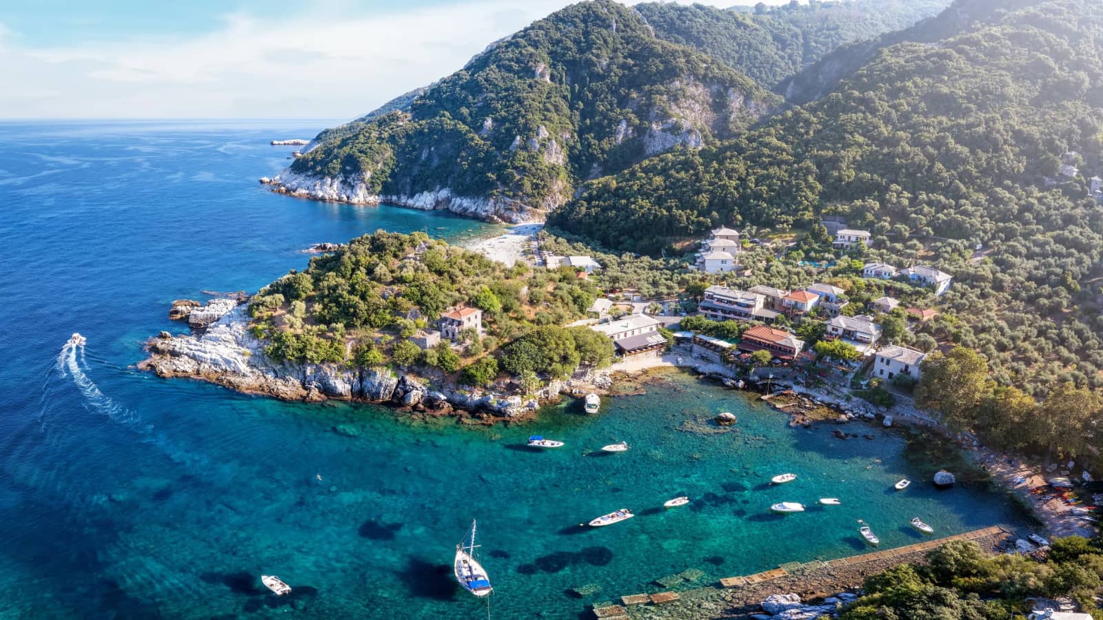 Yunanistan Golden Vize gayrimenkulü için en iyi kira getirisi sunan lokasyonlar — Pelion sahil köyü havadan görünüm
