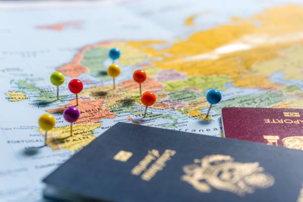 2026'da jeopolitik Plan B yeniden değerlendirme — sessiz bir kütüphanede küre, pasaportlar ve harita