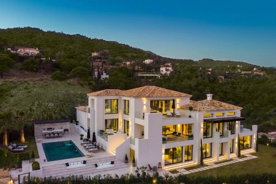 2026'da %6+ getiri sağlayan Golden Vize mülkü — altın saatte modern Akdeniz dairesi