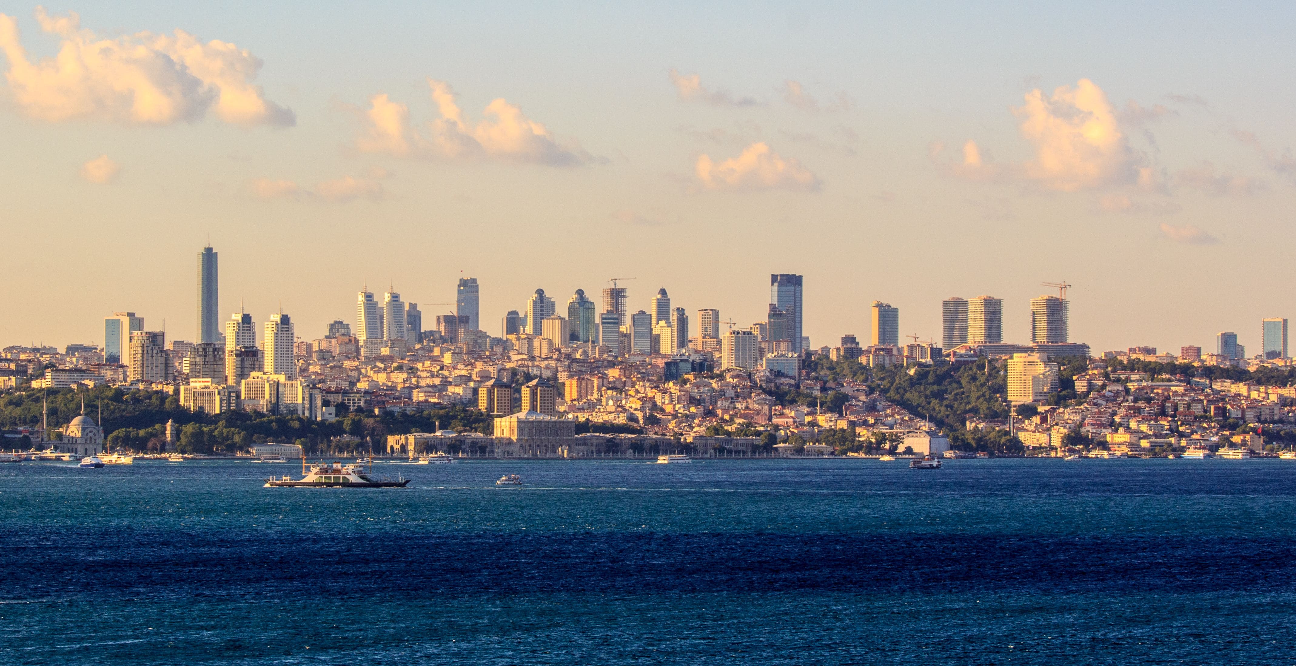 2026 Türkiye yatırım yoluyla vatandaşlık — mavi saatte İstanbul Boğaz cepheli apartman